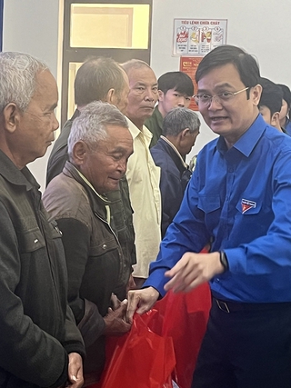 Tháng Thanh niên: Chia sẻ những khó khăn, vất vả với đồng bào vùng xa Gia Lai