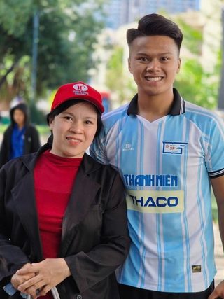 Người mẹ vượt gần 400 km đến Nha Trang cổ vũ con trai tại TNSV THACO cup 2026