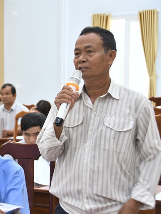 Giá xăng dầu, việc làm cho người miền núi… làm ‘nóng’ hội trường tiếp xúc cử tri