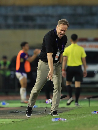 HLV Polking tiếc đứt ruột khi CLB CAHN đứt mạch bất bại, Hoàng Hên bất ngờ nhắc đến ông Kim Sang-sik