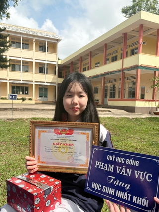 Thích luyện thi trên mạng hơn đi học thêm, vì sao?