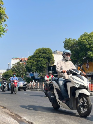 Nắng nóng TP.HCM: Khi một chỗ ngồi mát cũng phải… tính toán