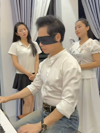Ca sĩ Ngọc Sơn 'bịt mắt đệm đàn'