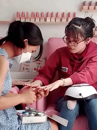Đẹp thì có đẹp nhưng làm nail sao cho an toàn?
