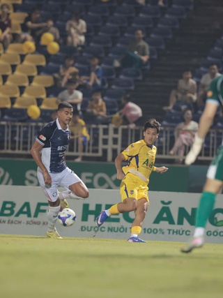 Trung vệ nhập tịch Đỗ Phi Long mắc lỗi nghiêm trọng, CLB Đà Nẵng thua đau SLNA