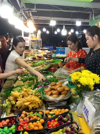 Người trẻ rủ nhau đến đây ăn bánh dân gian thỏa thích