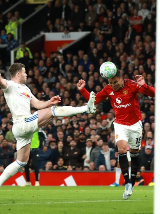 HLV Carrick thay đổi khó hiểu vì mất trò cưng, M.U thua sốc Leeds trên sân nhà