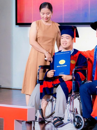 Xe lăn trên bục vinh danh và hành trình 24 năm của mẹ có con bại não