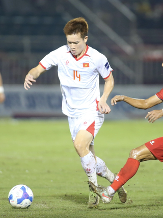 HLV Vũ Tiến Thành dùng từ ‘mạo hiểm’ khi nhắc đến Hoàng Đức, tiết lộ bất ngờ về sao trẻ Văn Thuận