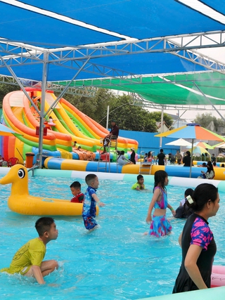 Nắng nóng là 'cơ hội vàng': Xe nước thu 7 triệu/ngày, công viên nước đón 3.000 khách