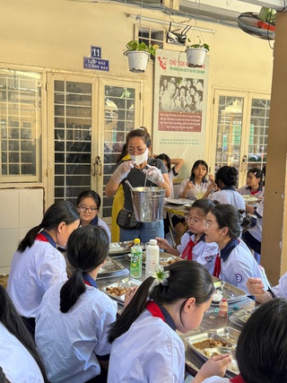 Một trường THCS ra thông báo khẩn, dừng ăn bán trú, liên quan Trường Bình Quới Tây