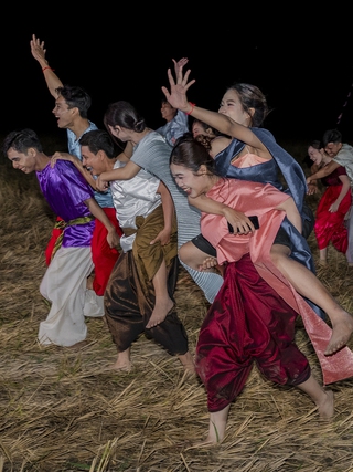 Màn cõng nhau chạy phạt: Sức hút khó cưỡng từ trò chơi dân gian Tết Chôl Chnăm Thmây