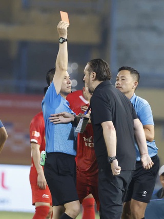 Nóng: HLV Popov bị cấm chỉ đạo 4 trận, phạt 20 triệu đồng vì phản ứng quá khích