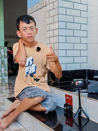 Lan tỏa trên mạng xã hội: Nghị lực của chàng trai khuyết tật