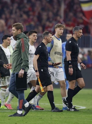 HLV Real Madrid và cầu thủ 'công kích' trọng tài dữ dội, Chủ tịch Perez làm điều hiếm gặp