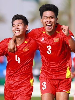 Hậu vệ trẻ ở đội tuyển Việt Nam: Kiên trì để lọt vào 'mắt xanh' thầy Kim