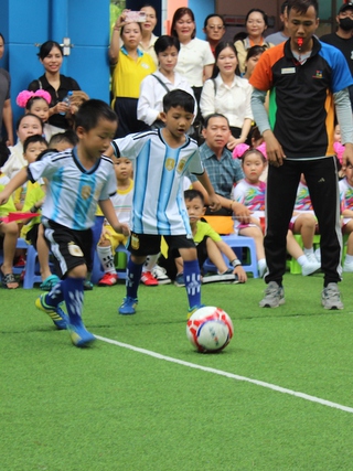 Vui như xem trẻ mầm non thi đấu thể thao