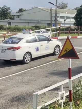 Thi sát hạch bằng lái ô tô rớt 'dốc cầu' liên tục, vượt qua bằng cách nào?