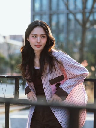 Nàng tự tin hơn khi chọn áo sơ mi kẻ sọc cho trang phục thường ngày