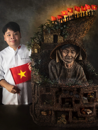 Bánh 'Việt Nam tinh hoa' cao hơn 1 m gây sốt trước thềm đại lễ 30.4