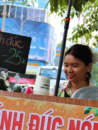 Bỏ việc văn phòng đi bán bánh đúc: Cô gái nhận 'mức lãi' không chỉ có tiền…