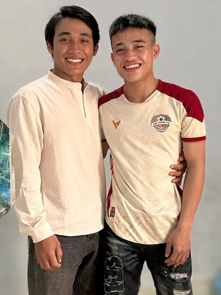 Cuộc gặp gỡ xúc động sau gần 20 năm xa cách của 2 anh em