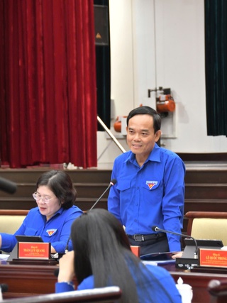Bí thư Thành ủy Trần Lưu Quang đứng suốt buổi lắng nghe người trẻ nói
