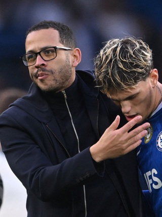 Chelsea 'gây sốc' khi sa thải HLV Rosenior sau 107 ngày, đền bù hơn 853 tỉ đồng