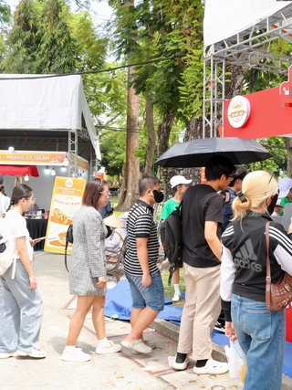 Nhiều người kiên nhẫn xếp hàng để thưởng thức món ăn ‘quốc dân’