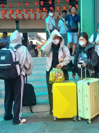 Dòng người nườm nượp về quê, bến xe đông nghịt ngày đầu nghỉ lễ