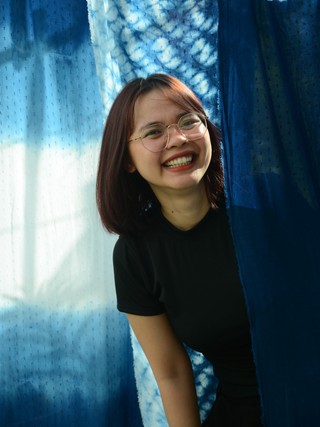 Rời văn phòng, 2 bạn trẻ chọn lấm lem với nghề nhuộm chàm thủ công