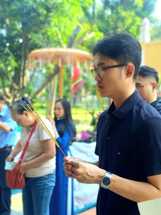 Không chỉ người lớn, gen Z cũng rủ nhau đi dâng hương ngày Giỗ Tổ Hùng Vương