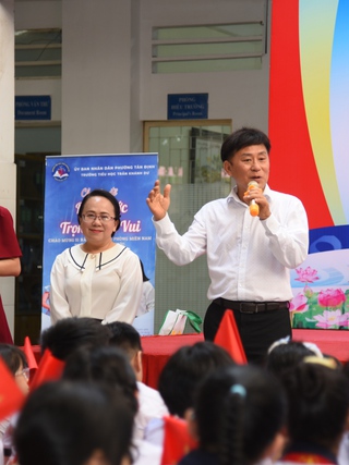 Bồi đắp lòng yêu nước cho học trò từ những điều bình dị