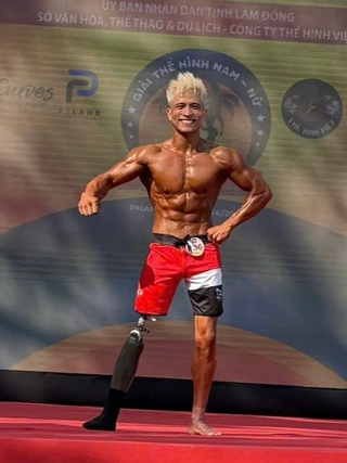 Chàng trai mất một chân nghị lực chinh phục sàn đấu thể hình