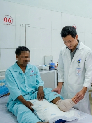 Đang làm vườn, người đàn ông đứt lìa bàn chân, được phẫu thuật nối lại thành công