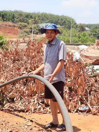 Sống cạnh hồ chứa, người dân vẫn thiếu nước