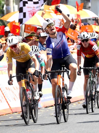 Cú đẩy xe đẳng cấp mang về chiến thắng ngoạn mục cho tay đua người New Zealand