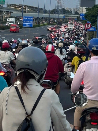 Nhiều người chở hành lý rời TP.HCM, đường sá ken đặc xe trước lễ 30.4 - 1.5