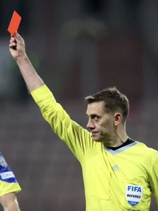 World Cup 2026: Cầu thủ… che miệng khi ‘đấu khẩu’ với đối thủ, trọng tài đuổi khỏi sân lập tức