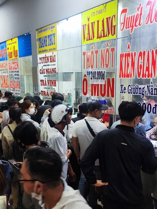 Nghỉ lễ 30.4 - 1.5: Đông đúc tại bến xe Miền tây mua vé về quê