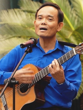 [VIDEO] Bí thư Thành ủy Trần Lưu Quang ôm đàn hát 'Con đường đến trường' tặng thanh niên