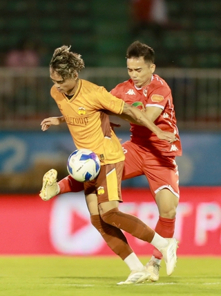 Tốp trụ hạng quyết gom điểm, chờ đột biến từ HAGL: V-League nghẹt thở!