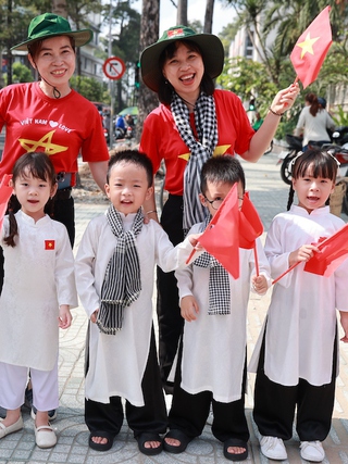 Rực rỡ cờ hoa mừng ngày 30.4, kỷ niệm 51 năm đất nước thống nhất