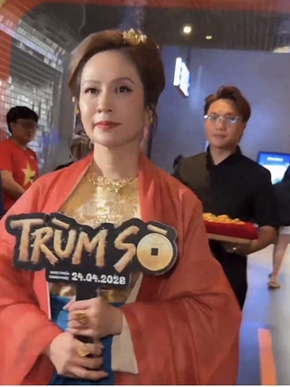 Diễn viên Thanh Thúy diện đồ khác lạ, quảng bá phim 'Trùm Sò'