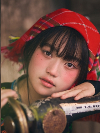 Sau vài giờ đăng tải, bộ ảnh cô bé H’Mông đã khiến mạng xã hội ‘bùng nổ’