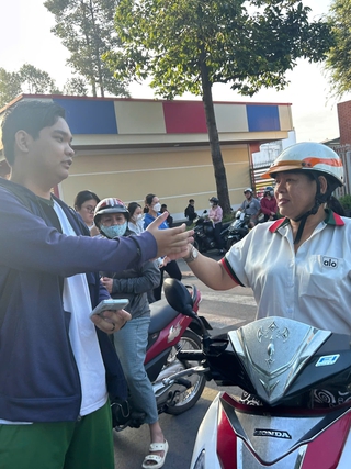 Chở con đi thi đánh giá năng lực từ tờ mờ sáng