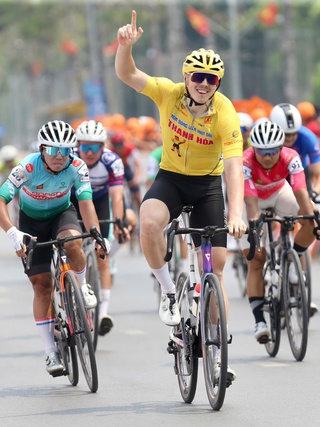 Cua rơ mặc áo cam Cúp truyền hình TP.HCM không may bị ngã ngay trước vạch đích