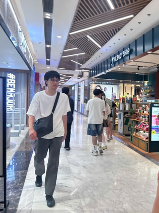 Nắng nóng chạm ngưỡng 40 độ, người trẻ rủ nhau sống về đêm