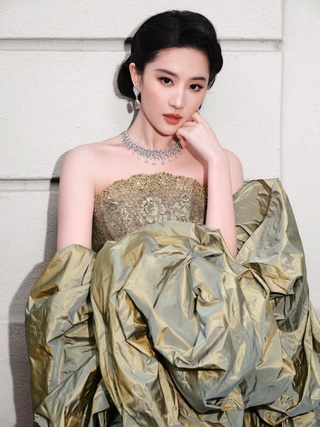 8 năm sau chia tay tài tử Song Seung Hun, Lưu Diệc Phi giờ ra sao?