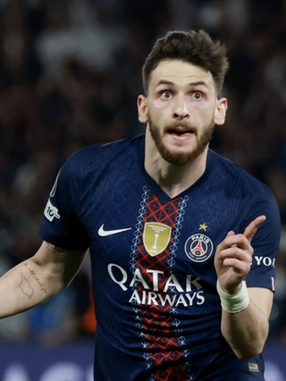 Liverpool 'vụn vỡ' bị PSG đánh bại, Barca trả giá cực đắt vì sai lầm tai hại